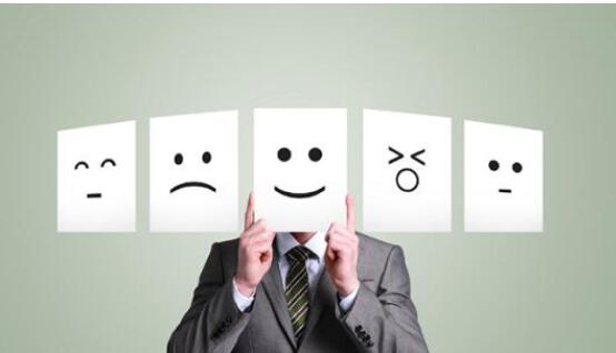 新加坡人现在有多聒噪？大叔一言不合对妹纸拳拳到肉