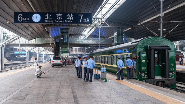 一趟国际列车，靠在北京站，朝鲜乘务员带货忙