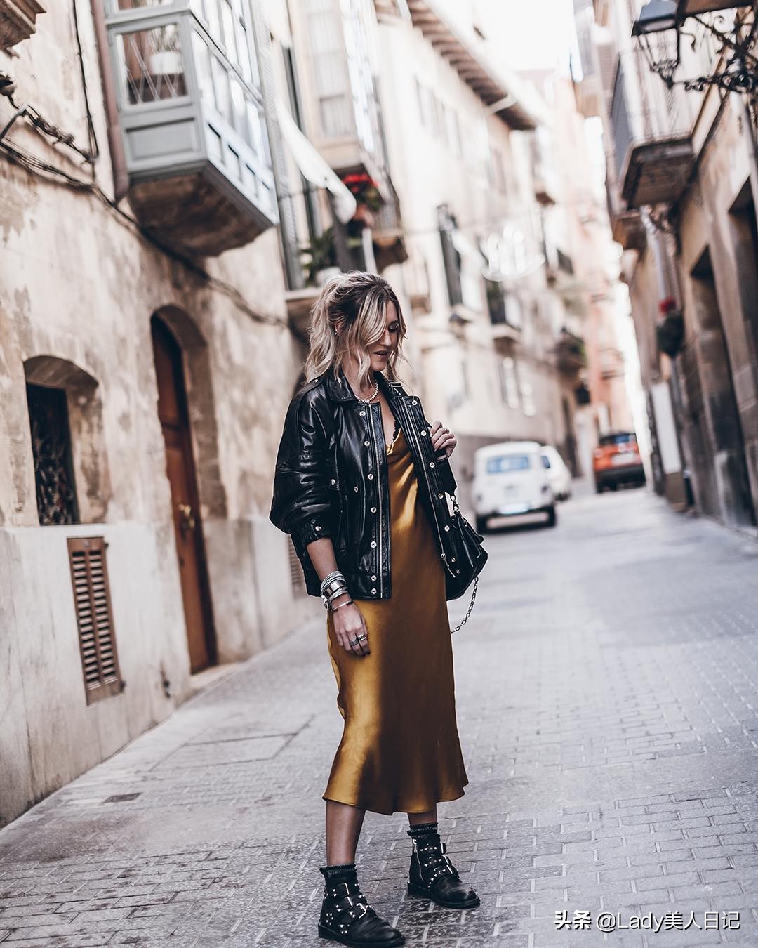 被这种性冷淡风征服了！裙子+毛绒外套也很有范，走到哪都是焦点