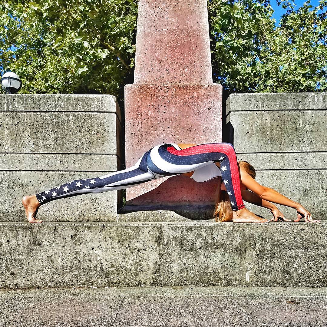 阳光明媚的午后做一下瑜伽放松,全身肉太松弛需要健身还是瑜伽