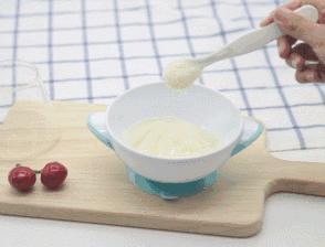 宝宝的第一口辅食该怎么吃,宝宝辅食第一口米粉怎么吃正确