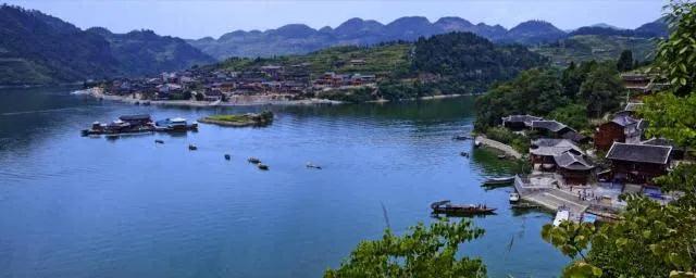 我喜欢去古镇，喜欢它那安详而宁静的气息