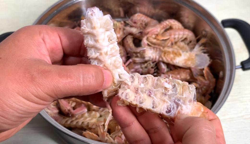 海边人吃皮皮虾，找到这个“拉链”，壳一扯就脱，3秒剥好一个