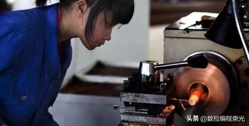 一名女孩从大学毕业后在机械行业干了十年，背后经历让人辛酸……