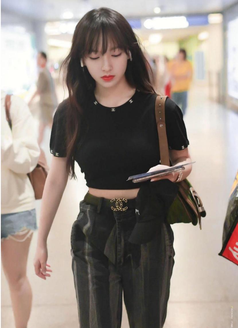 程潇同款甜酷风穿搭,程潇的机场穿搭时尚又显气场