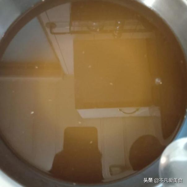 夏天太热了喝一杯冰镇果汁,天气太热了来杯果汁凉快解暑