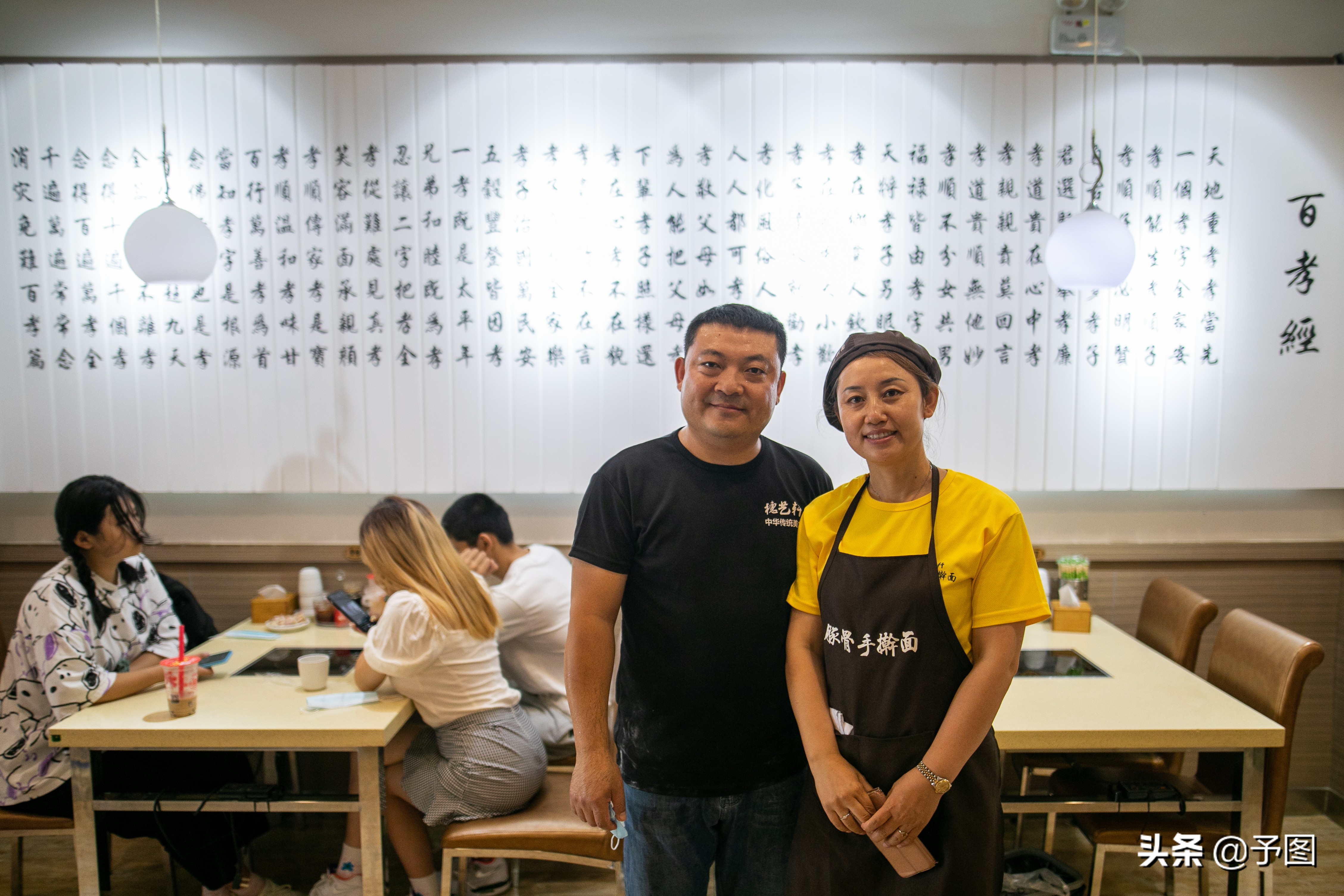 上海夫妻开面馆23年,一对90后小夫妻开面馆