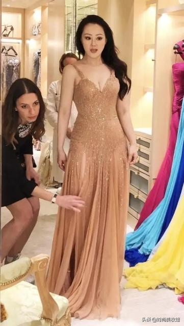 章小蕙黑白碎花裙子,章小蕙穿全部吊带丝滑长裙