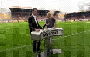 东方台主持人集体翻车现场视频,主持人电视直播新闻翻车名场面