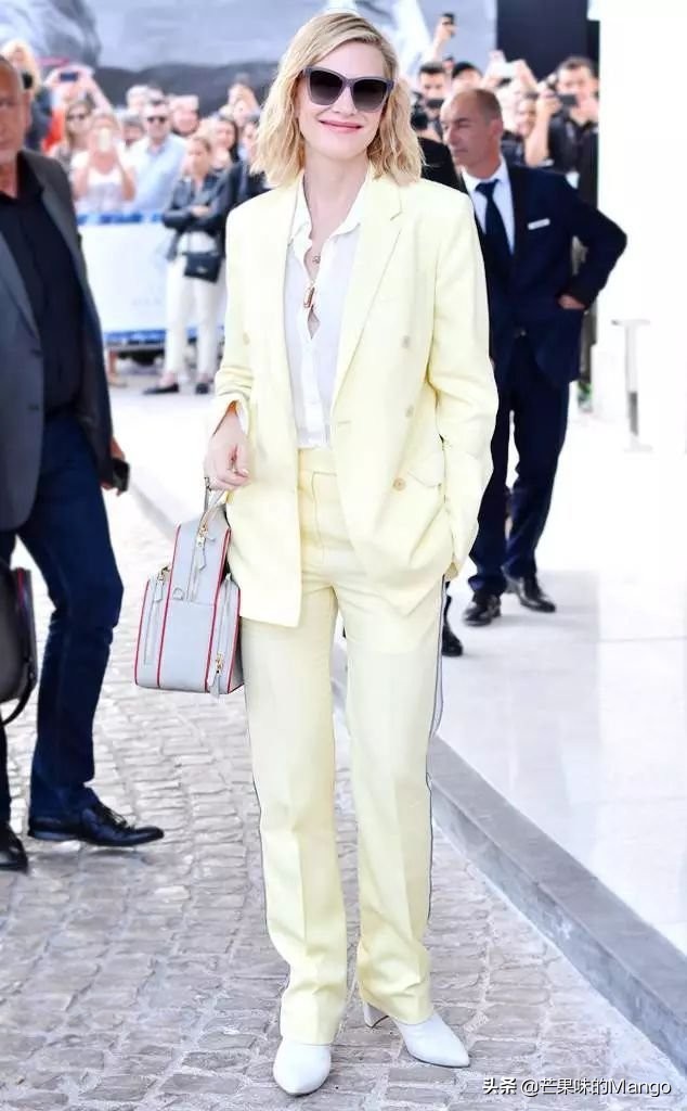 今年秋冬流行穿西装太时髦了,严肃刻板的西装如何穿才能更时髦