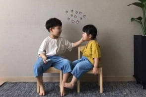 孩子喜欢“摸奶睡”，妈妈不忍拒绝会留隐患，身体界限要从小教