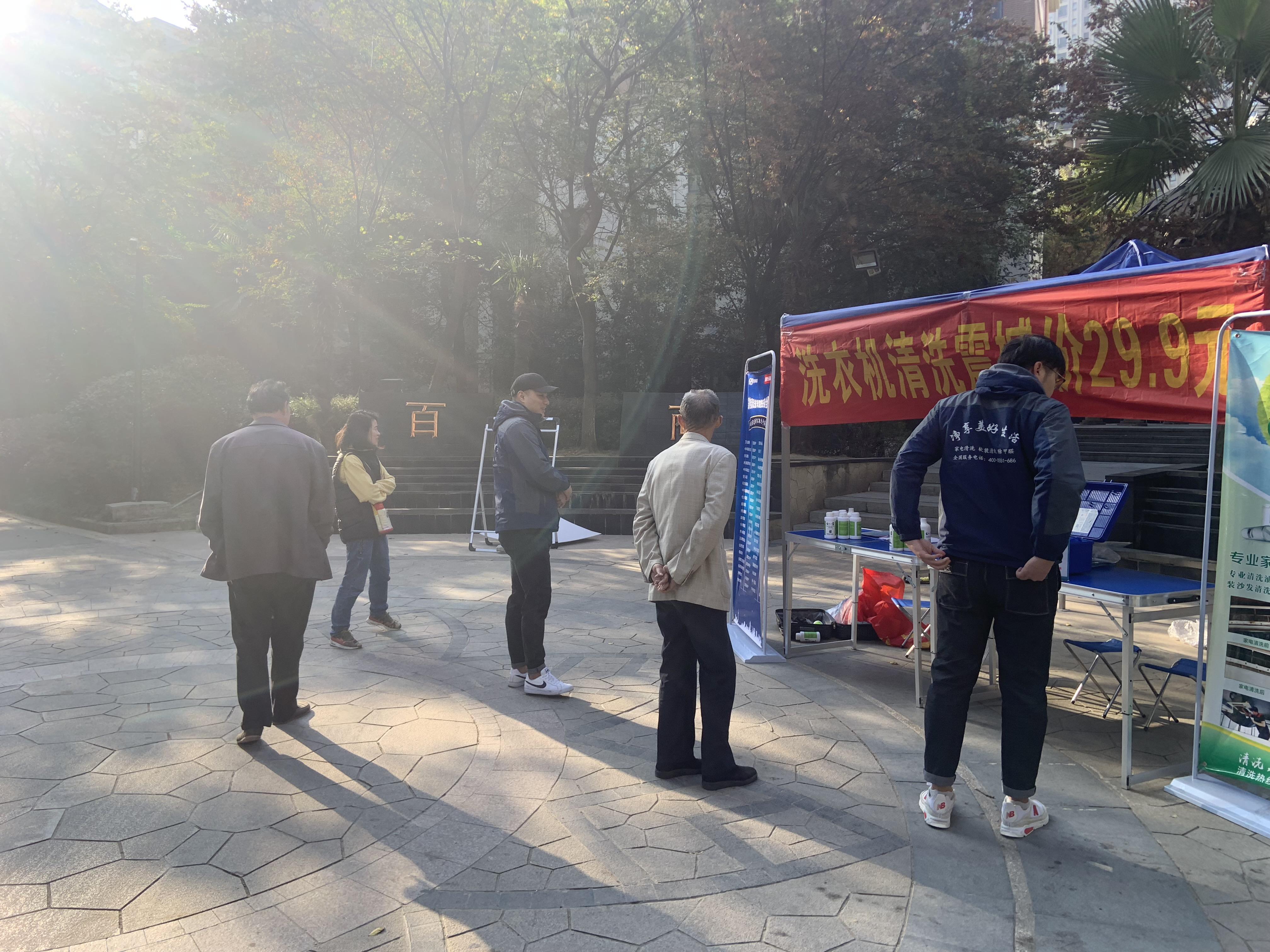 做地推在小区怎么赚钱,小伙做洗衣液生意一天赚1600