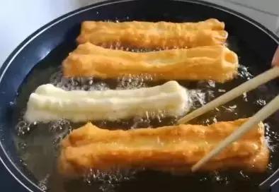 不放明矾家里炸油条蓬松的做法,脆油条做法不用泡打粉和小苏打