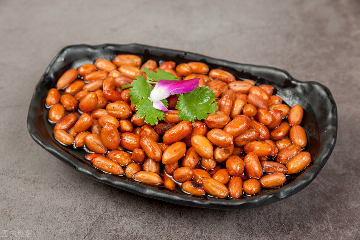 盐炒五香花生米的做法简单好吃,盐可以炒花生米吗