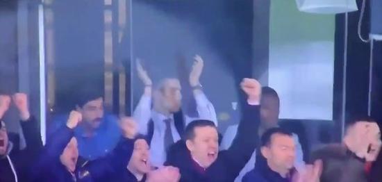 C罗现身包厢观战国家德比，为维尼修斯进球鼓掌