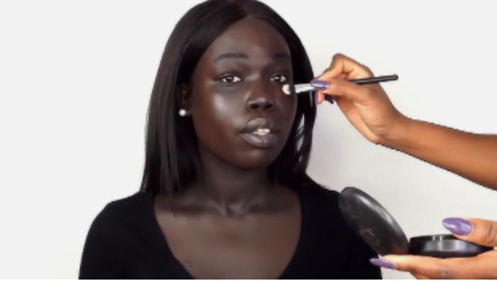 南非女人要用多少BB霜才会变白？化妆结束后，效果让人沉默