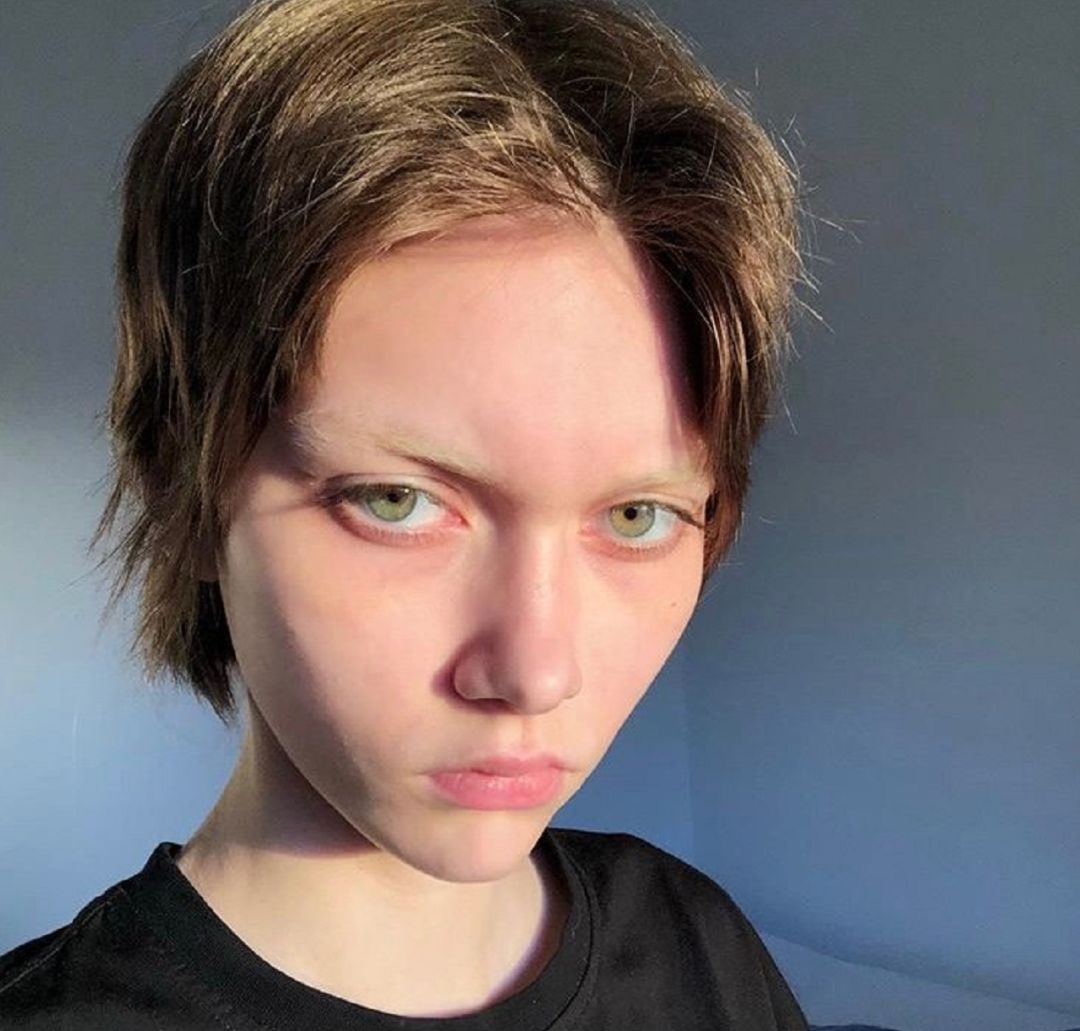 吴谨言模仿baby白头发,吴谨言与angelababy对比