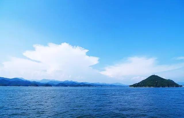 为钓鱼建房子,为了钓鱼在河边盖了房子