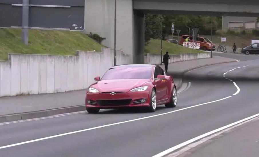 卖车不挣钱，卖软件服务挣钱，为什么特斯拉能干出这事？