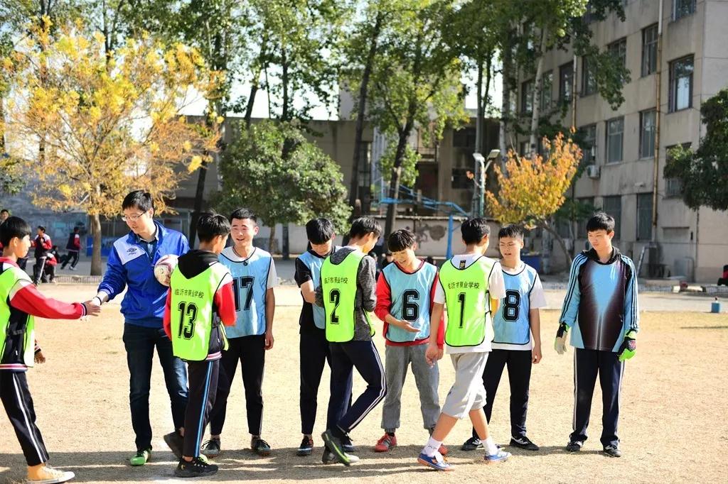 筑梦绿茵青春飞扬主题绘画,筑梦绿茵青春飞扬怎么画