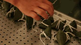 包粽子教程一步一步来,包粽子的详细教程来啦