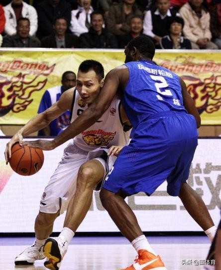 篮球常见阻挡犯规动作,篮球阻挡犯规案例讲解