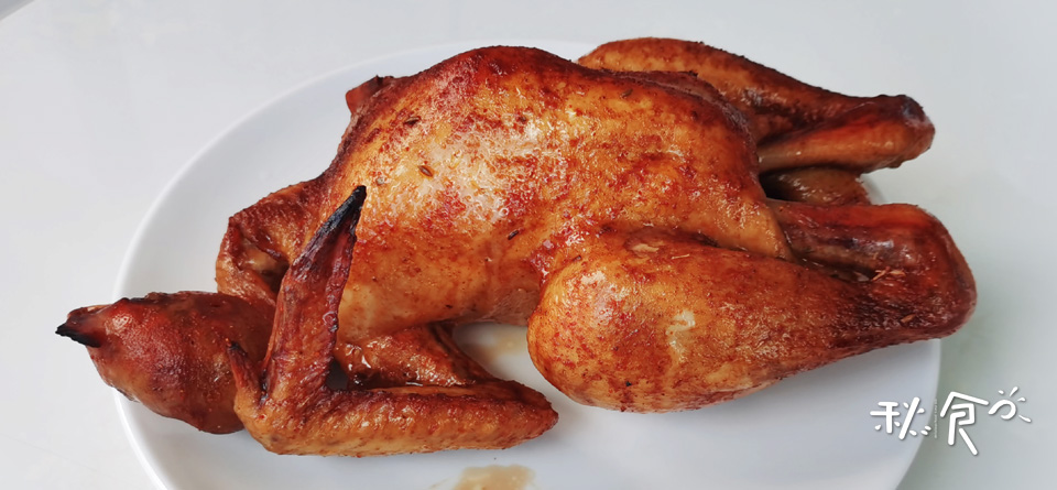 新鲜出炉的烤鸡香喷喷口水直流,家庭版秘制烤鸡外表焦黄内里香嫩