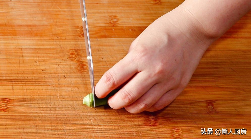 秋葵怎样炒才不会变色呢,秋葵不焯水直接炒能吃吗