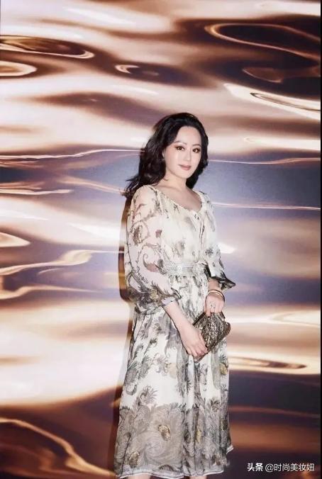 章小蕙黑白碎花裙子,章小蕙穿全部吊带丝滑长裙