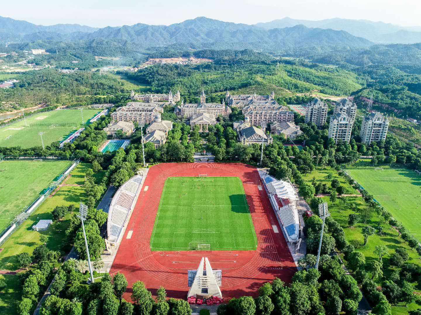 恒大足校展现人才储备,恒大足校智能训练馆