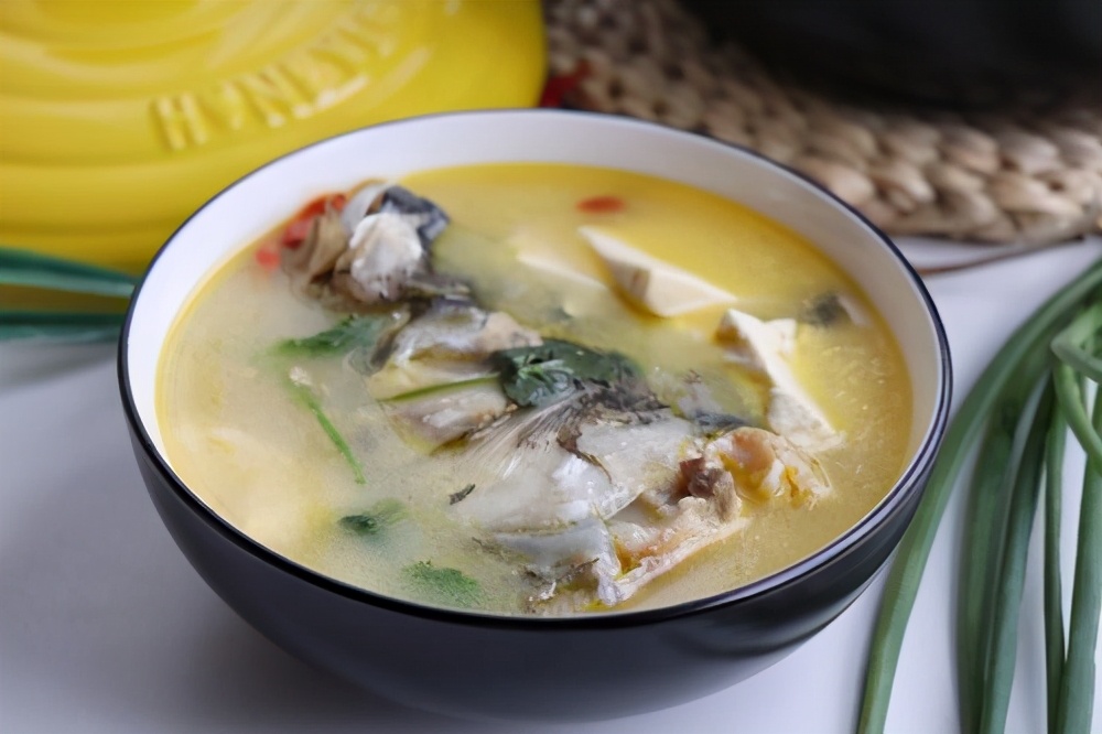 炖鱼不腥的小技巧,炸小鲫鱼怎么不破皮不掉鱼肉