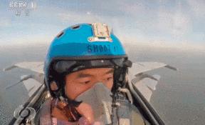 我国战斗机飞行员头盔有夜视仪吗,飞行员为什么带护目镜