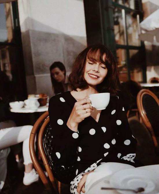 细高跟鞋搭配连衣裙,连衣裙高跟鞋优雅有女人味