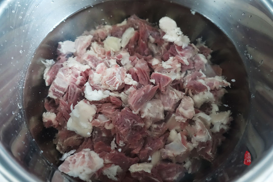 香气四溢的牛肉面，让家人吃得好舒服，自己擀的面条也是关键