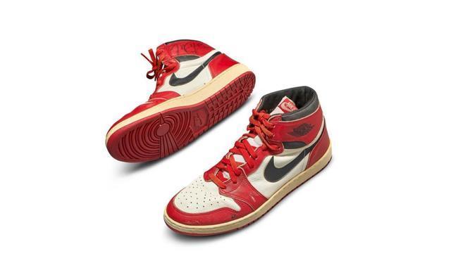 乔丹第一个三连冠所穿的球鞋,乔丹当年穿的球鞋不硬吗