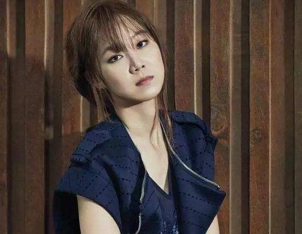 22岁关晓彤和杨紫谁漂亮,关晓彤杨紫同框哪个更美