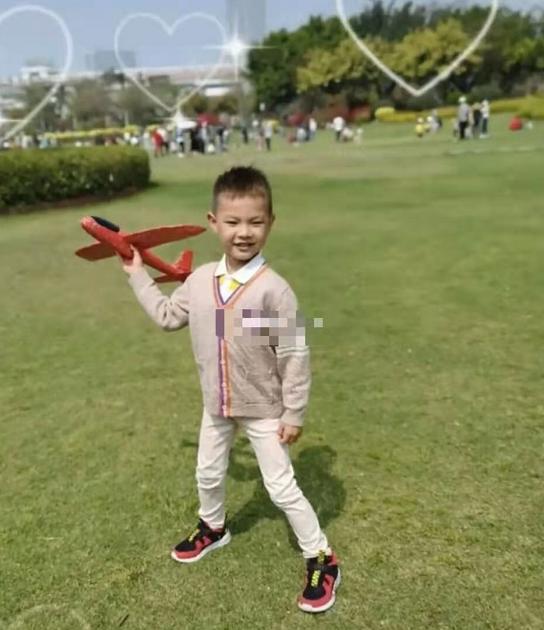 谢杏芳带儿子出游一身名牌超豪气,谢杏芳抱儿子秀恩爱红光满面