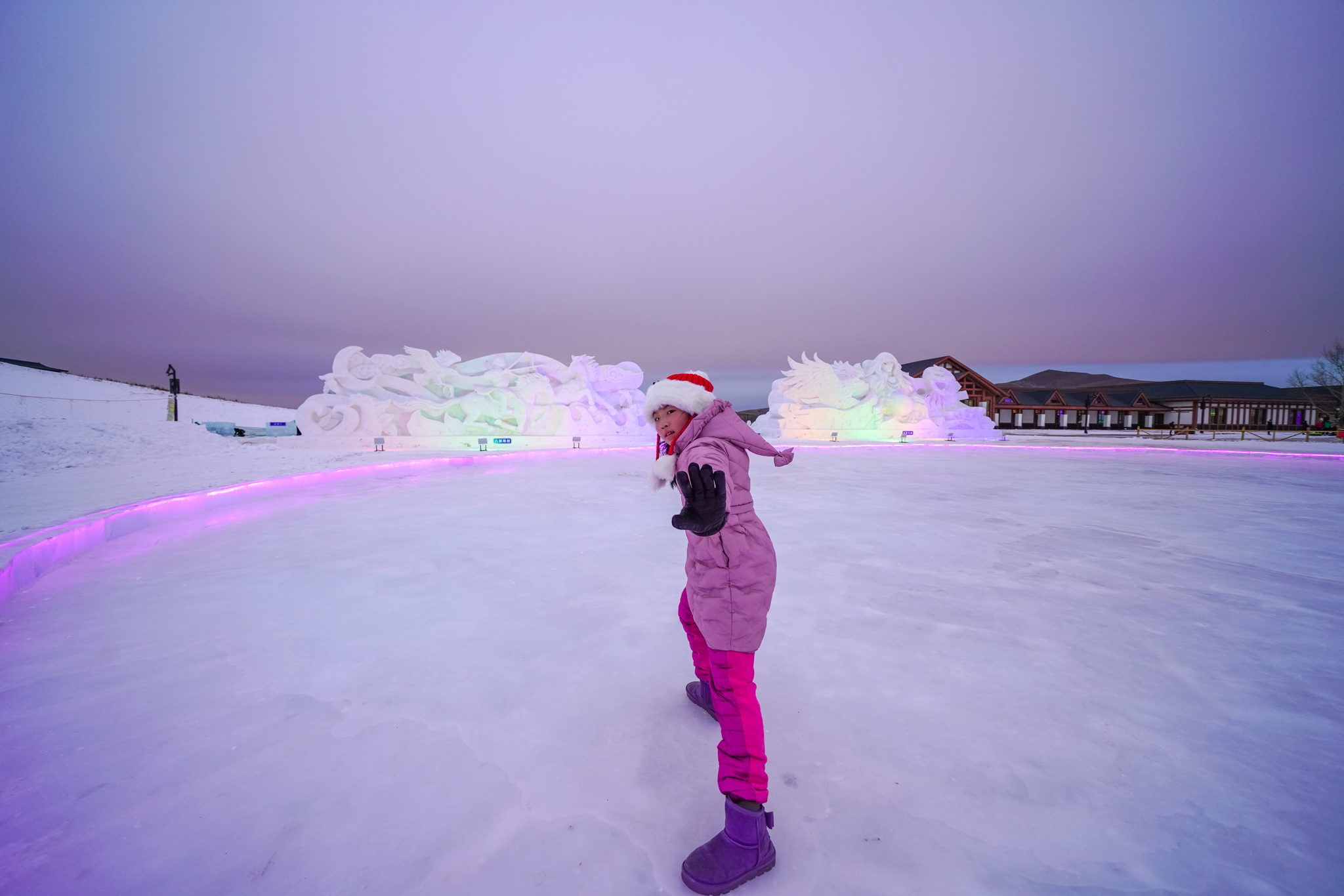 美也声声马鸣，冰雪晶莹！壮哉辽阔草原，新岁康安