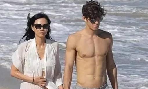 从“父女恋”到“母子恋”,这个52岁女人把自己活成了美国萧亚轩