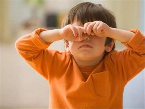 宝宝石灰进入眼睛处理方法最正确,小孩眼睛进石灰能恢复吗