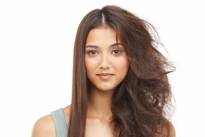 头发自然干好还是用吹风机吹干好,头发自然干还是吹干好看