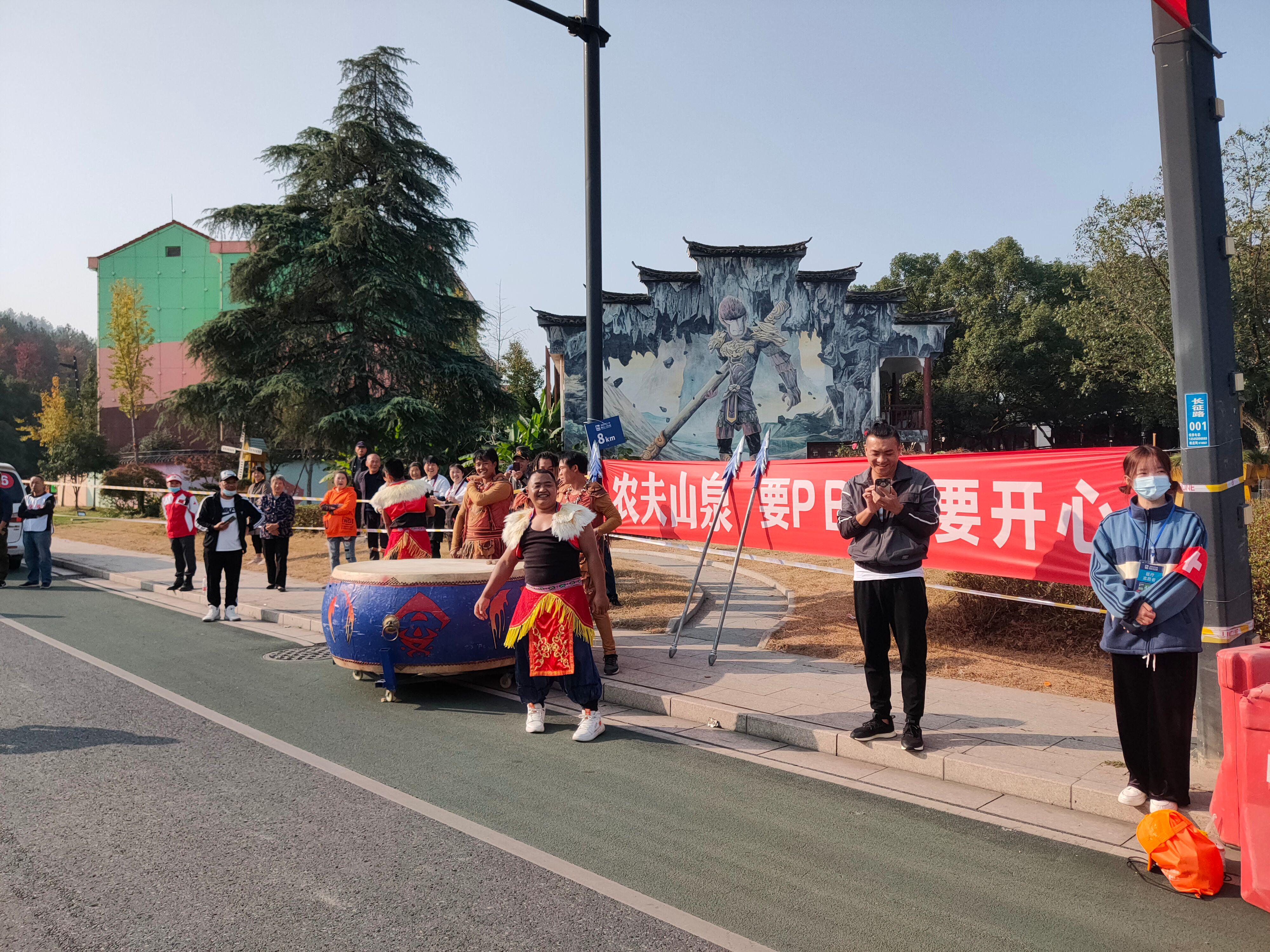 首个全马2022年超燃视频,横店马拉松2023全马颁奖直播