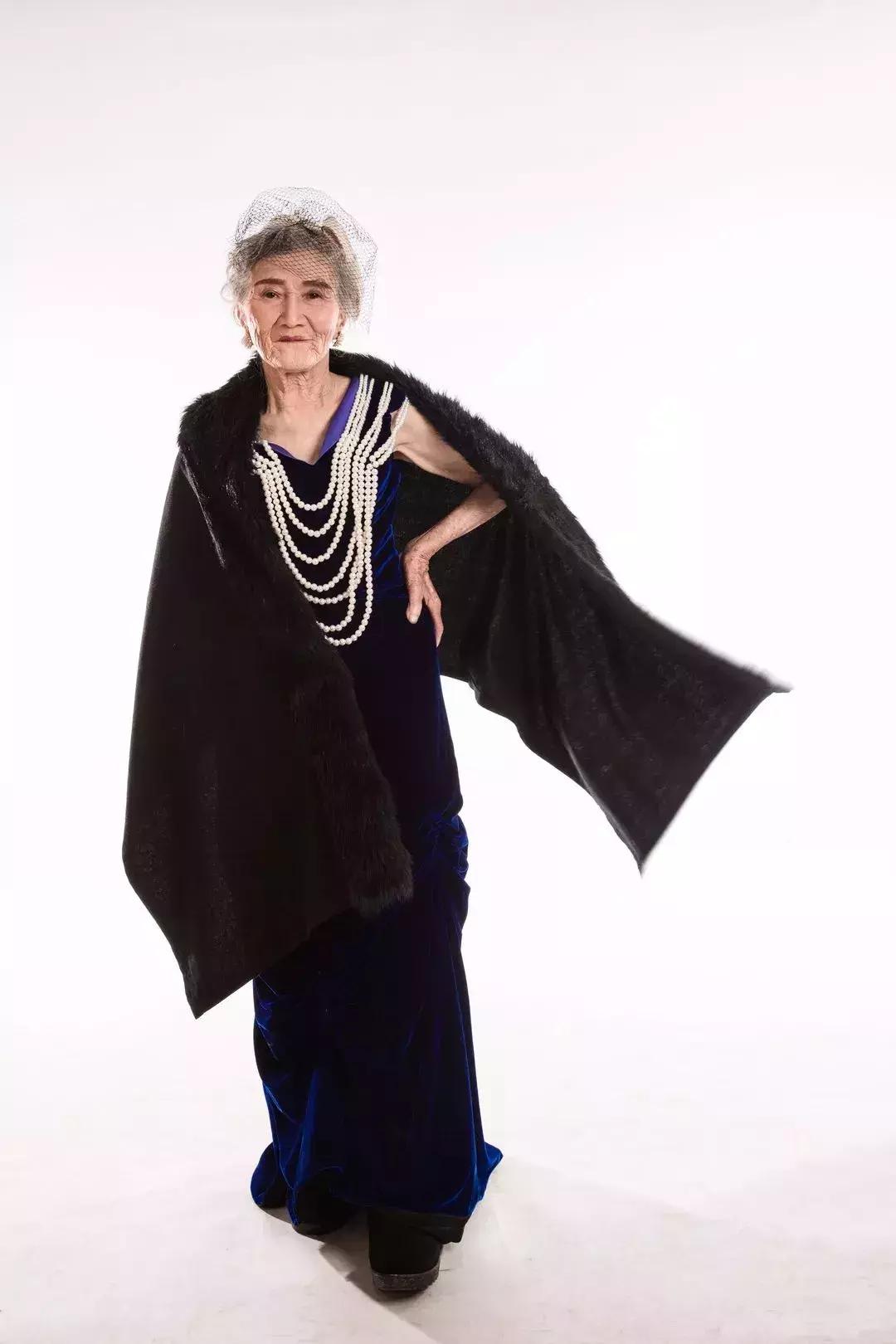 火爆网络！桂林104岁奶奶天生美人胚，画师还原她年轻时模样，美美美！