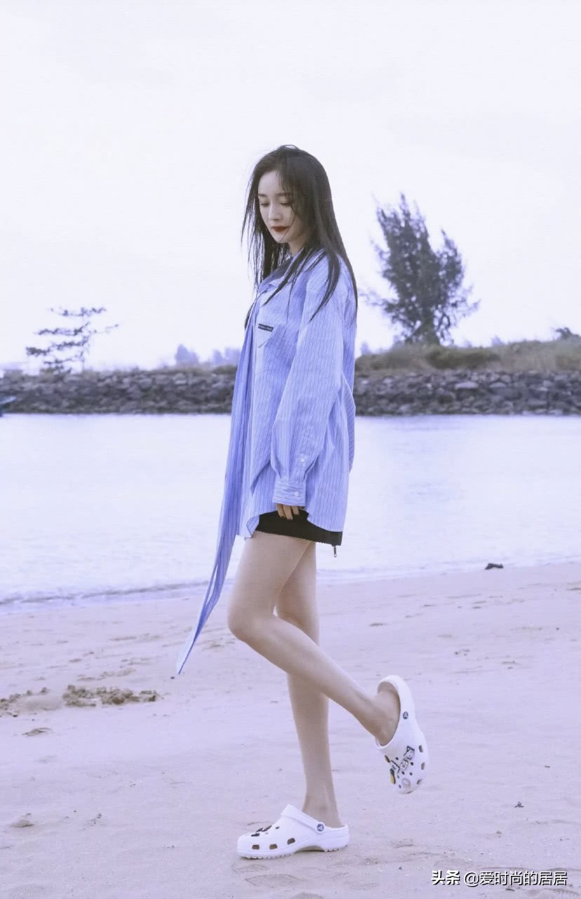 杨幂同款增高洞洞鞋最新女款,杨幂长筒袜配运动鞋超显年轻