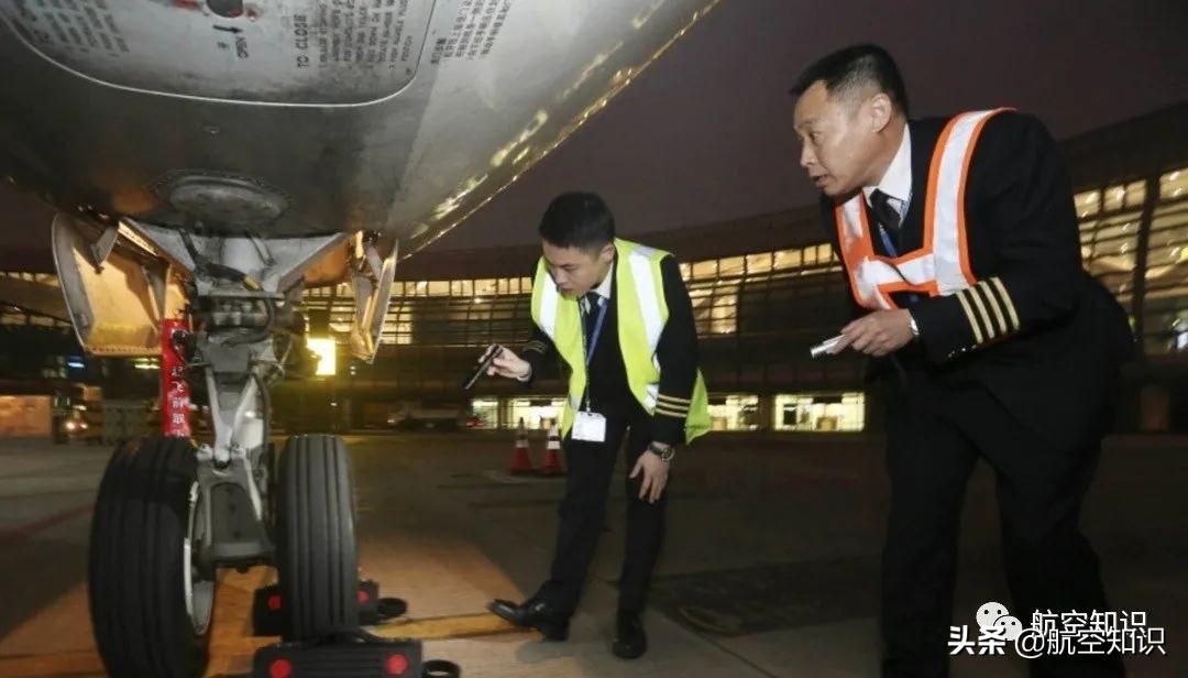 想了解飞行员？可以先从他的包入手