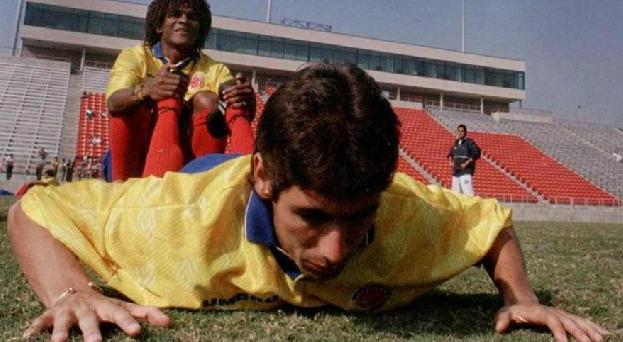 致命的乌龙球：他在世界杯上踢了个乌龙球，回国后被球迷乱枪打死