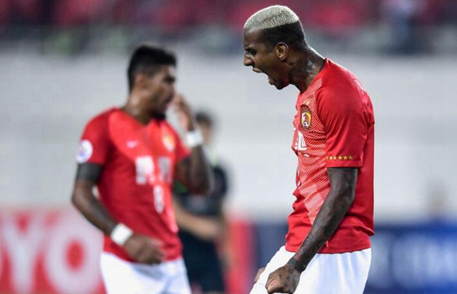 就差那么一点儿！塔利斯卡世界波击中门框，双腿跪地、抱头懊悔