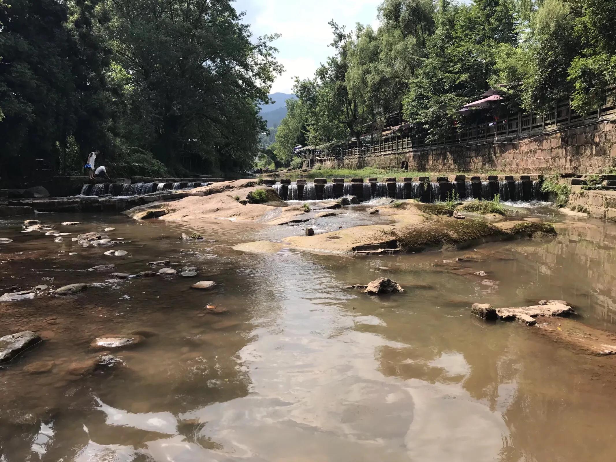 两水夹明镜双桥落彩虹全诗,有山有水不潮湿的避暑胜地