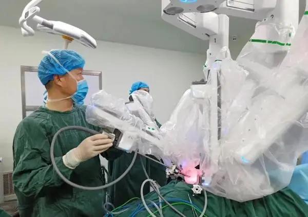 人机配合！达芬奇手术机器人妇科微创手术“大显身手”