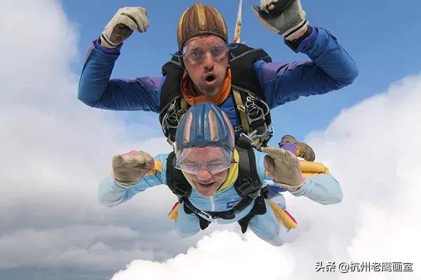 在这起悲剧中，“不作不死”的评论只会暴露偏见